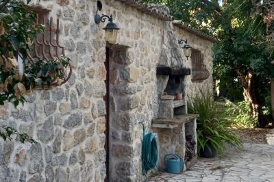 Salle lumineuse avec une grande table dressée pour un repas, décorée de fleurs blanches et rouges, entourée de chaises…