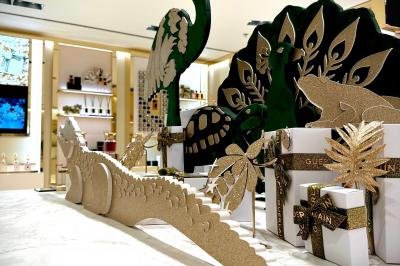 Décorations dorées et vertes en forme d'animaux exotiques sur un comptoir en marbre dans un espace lumineux.