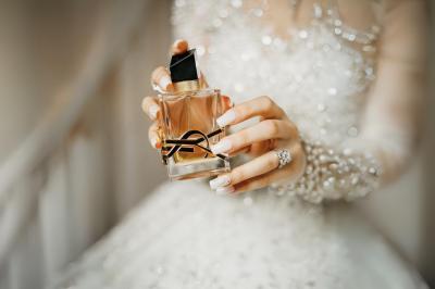 Miniature Votristoire #2 Table en bois longue dressée en extérieur, ornée de fleurs, citrons et vaisselle, entourée d'arbres et de verdure.