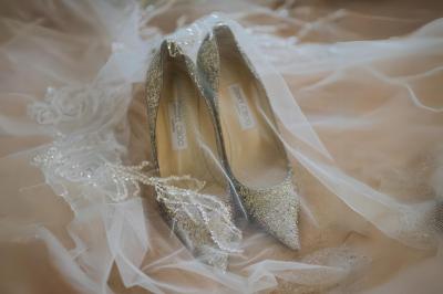 Miniature Votristoire #5 Table en bois longue dressée en extérieur, ornée de fleurs, citrons et vaisselle, entourée d'arbres et de verdure.