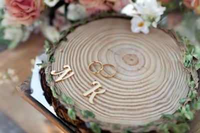 Miniature Votristoire #6 Table en bois longue dressée en extérieur, ornée de fleurs, citrons et vaisselle, entourée d'arbres et de verdure.