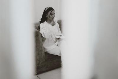 Miniature Votristoire #7 Table en bois longue dressée en extérieur, ornée de fleurs, citrons et vaisselle, entourée d'arbres et de verdure.