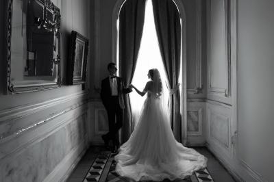 Miniature Votristoire #8 Table en bois longue dressée en extérieur, ornée de fleurs, citrons et vaisselle, entourée d'arbres et de verdure.