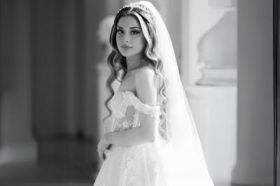 Miniature Votristoire #10 Table en bois longue dressée en extérieur, ornée de fleurs, citrons et vaisselle, entourée d'arbres et de verdure.