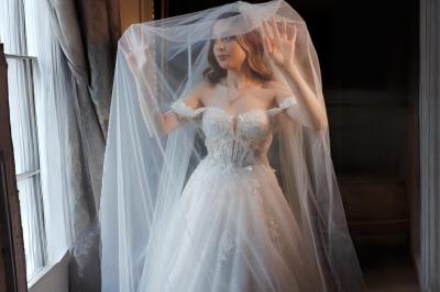 Miniature Votristoire #11 Table en bois longue dressée en extérieur, ornée de fleurs, citrons et vaisselle, entourée d'arbres et de verdure.