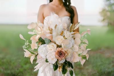 Miniature Votristoire #12 Table en bois longue dressée en extérieur, ornée de fleurs, citrons et vaisselle, entourée d'arbres et de verdure.