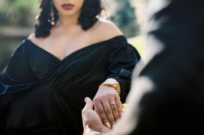 Miniature Votristoire #14 Table en bois longue dressée en extérieur, ornée de fleurs, citrons et vaisselle, entourée d'arbres et de verdure.