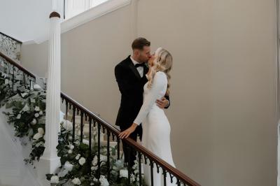Miniature Votristoire #17 Table en bois longue dressée en extérieur, ornée de fleurs, citrons et vaisselle, entourée d'arbres et de verdure.
