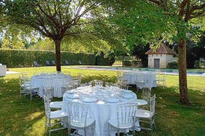 Miniature Location salle Arveyres (Gironde) - Château Larteau #20 Façade d'une grande maison en pierre claire avec volets bleus, entourée d'un jardin et d'une allée gravillonnée.