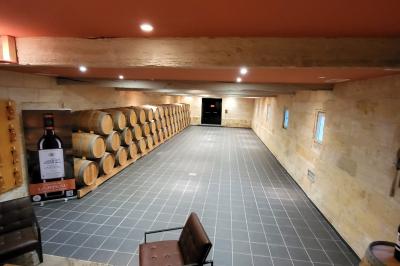 Miniature Location salle Arveyres (Gironde) - Château Larteau #23 Façade d'une grande maison en pierre claire avec volets bleus, entourée d'un jardin et d'une allée gravillonnée.