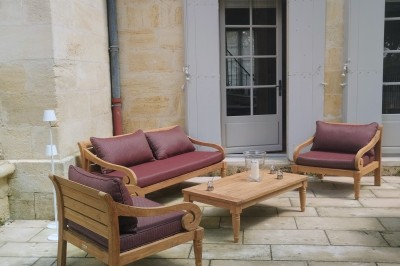 Miniature Location salle Arveyres (Gironde) - Château Larteau #25 Façade d'une grande maison en pierre claire avec volets bleus, entourée d'un jardin et d'une allée gravillonnée.