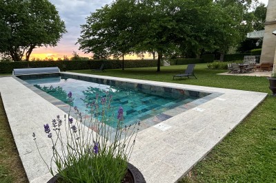 Miniature Location salle Arveyres (Gironde) - Château Larteau #26 Façade d'une grande maison en pierre claire avec volets bleus, entourée d'un jardin et d'une allée gravillonnée.