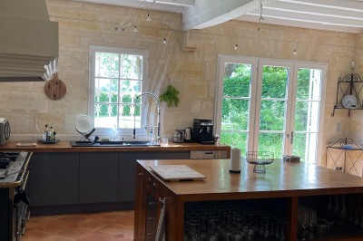 Miniature Location salle Arveyres (Gironde) - Château Larteau #33 Façade d'une grande maison en pierre claire avec volets bleus, entourée d'un jardin et d'une allée gravillonnée.