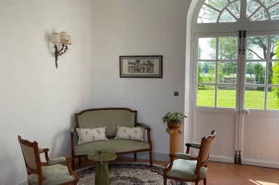 Miniature Location salle Arveyres (Gironde) - Château Larteau #35 Façade d'une grande maison en pierre claire avec volets bleus, entourée d'un jardin et d'une allée gravillonnée.