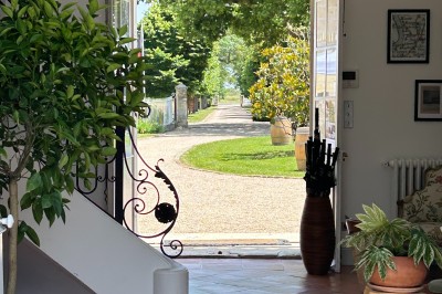 Miniature Location salle Arveyres (Gironde) - Château Larteau #36 Façade d'une grande maison en pierre claire avec volets bleus, entourée d'un jardin et d'une allée gravillonnée.