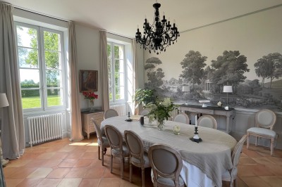 Miniature Location salle Arveyres (Gironde) - Château Larteau #37 Façade d'une grande maison en pierre claire avec volets bleus, entourée d'un jardin et d'une allée gravillonnée.