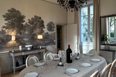 Miniature Location salle Arveyres (Gironde) - Château Larteau #38 Façade d'une grande maison en pierre claire avec volets bleus, entourée d'un jardin et d'une allée gravillonnée.