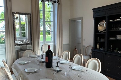 Miniature Location salle Arveyres (Gironde) - Château Larteau #39 Façade d'une grande maison en pierre claire avec volets bleus, entourée d'un jardin et d'une allée gravillonnée.