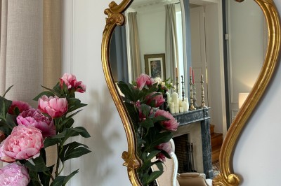 Miniature Location salle Arveyres (Gironde) - Château Larteau #42 Façade d'une grande maison en pierre claire avec volets bleus, entourée d'un jardin et d'une allée gravillonnée.