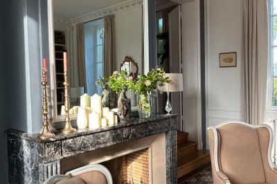 Miniature Location salle Arveyres (Gironde) - Château Larteau #43 Façade d'une grande maison en pierre claire avec volets bleus, entourée d'un jardin et d'une allée gravillonnée.