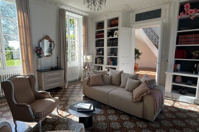 Miniature Location salle Arveyres (Gironde) - Château Larteau #40 Façade d'une grande maison en pierre claire avec volets bleus, entourée d'un jardin et d'une allée gravillonnée.