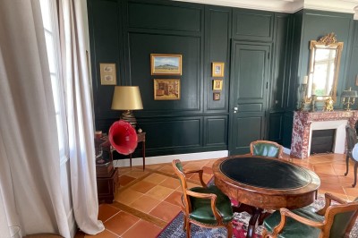 Miniature Location salle Arveyres (Gironde) - Château Larteau #47 Façade d'une grande maison en pierre claire avec volets bleus, entourée d'un jardin et d'une allée gravillonnée.