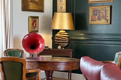 Miniature Location salle Arveyres (Gironde) - Château Larteau #49 Façade d'une grande maison en pierre claire avec volets bleus, entourée d'un jardin et d'une allée gravillonnée.