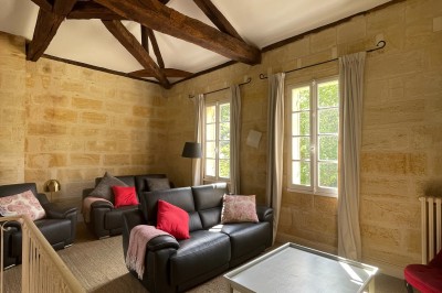 Miniature Location salle Arveyres (Gironde) - Château Larteau #50 Façade d'une grande maison en pierre claire avec volets bleus, entourée d'un jardin et d'une allée gravillonnée.