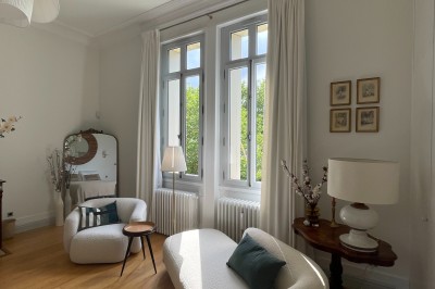 Miniature Location salle Arveyres (Gironde) - Château Larteau #51 Façade d'une grande maison en pierre claire avec volets bleus, entourée d'un jardin et d'une allée gravillonnée.