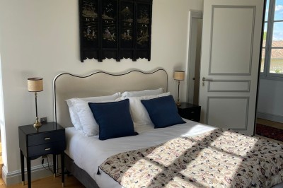 Miniature Location salle Arveyres (Gironde) - Château Larteau #54 Façade d'une grande maison en pierre claire avec volets bleus, entourée d'un jardin et d'une allée gravillonnée.