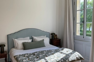 Miniature Location salle Arveyres (Gironde) - Château Larteau #57 Façade d'une grande maison en pierre claire avec volets bleus, entourée d'un jardin et d'une allée gravillonnée.