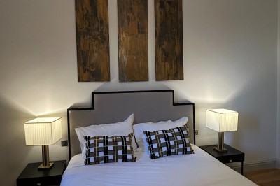 Miniature Location salle Arveyres (Gironde) - Château Larteau #59 Façade d'une grande maison en pierre claire avec volets bleus, entourée d'un jardin et d'une allée gravillonnée.