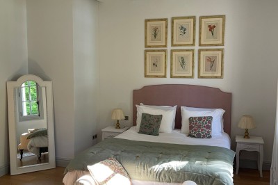 Miniature Location salle Arveyres (Gironde) - Château Larteau #61 Façade d'une grande maison en pierre claire avec volets bleus, entourée d'un jardin et d'une allée gravillonnée.