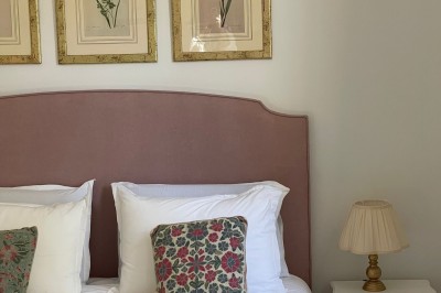 Miniature Location salle Arveyres (Gironde) - Château Larteau #62 Façade d'une grande maison en pierre claire avec volets bleus, entourée d'un jardin et d'une allée gravillonnée.