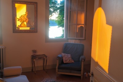 Miniature Location salle Arveyres (Gironde) - Château Larteau #63 Façade d'une grande maison en pierre claire avec volets bleus, entourée d'un jardin et d'une allée gravillonnée.