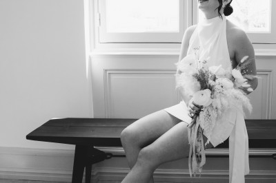 Miniature Location salle Arveyres (Gironde) - Château Larteau #66 Façade d'une grande maison en pierre claire avec volets bleus, entourée d'un jardin et d'une allée gravillonnée.