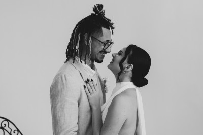 Miniature Location salle Arveyres (Gironde) - Château Larteau #67 Façade d'une grande maison en pierre claire avec volets bleus, entourée d'un jardin et d'une allée gravillonnée.