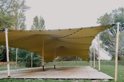 Miniature Location salle Arveyres (Gironde) - Château Larteau #70 Façade d'une grande maison en pierre claire avec volets bleus, entourée d'un jardin et d'une allée gravillonnée.