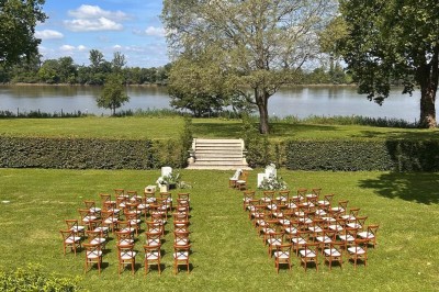 Miniature Location salle Arveyres (Gironde) - Château Larteau #3 Façade d'une grande maison en pierre claire avec volets bleus, entourée d'un jardin et d'une allée gravillonnée.