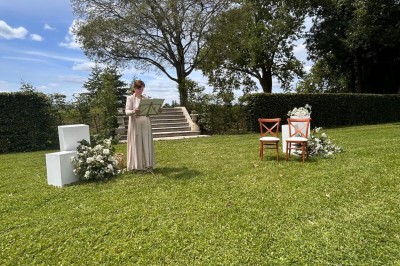 Miniature Location salle Arveyres (Gironde) - Château Larteau #4 Façade d'une grande maison en pierre claire avec volets bleus, entourée d'un jardin et d'une allée gravillonnée.