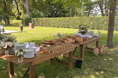 Miniature Location salle Arveyres (Gironde) - Château Larteau #6 Façade d'une grande maison en pierre claire avec volets bleus, entourée d'un jardin et d'une allée gravillonnée.