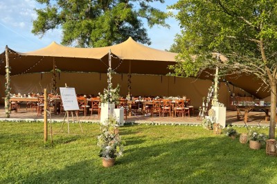 Miniature Location salle Arveyres (Gironde) - Château Larteau #7 Façade d'une grande maison en pierre claire avec volets bleus, entourée d'un jardin et d'une allée gravillonnée.