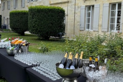 Miniature Location salle Arveyres (Gironde) - Château Larteau #71 Façade d'une grande maison en pierre claire avec volets bleus, entourée d'un jardin et d'une allée gravillonnée.