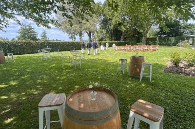 Miniature Location salle Arveyres (Gironde) - Château Larteau #5 Façade d'une grande maison en pierre claire avec volets bleus, entourée d'un jardin et d'une allée gravillonnée.