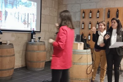 Vue d'un jardin verdoyant avec un arbre central, un escalier en pierre et un lac au coucher du soleil.