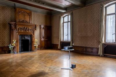 Assortiment de sauces variées dans des bols avec étiquettes, disposées sur une table sombre.