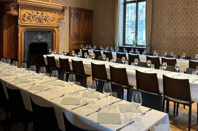 Assortiment de sauces variées dans des bols avec étiquettes, disposées sur une table sombre.