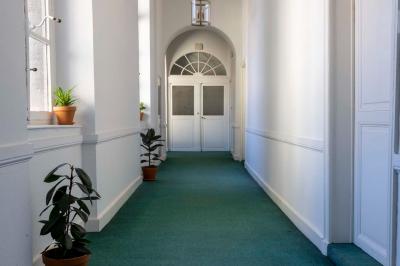 Assortiment de sauces variées dans des bols avec étiquettes, disposées sur une table sombre.