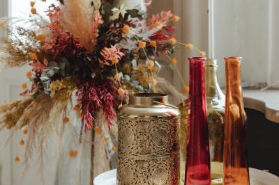 Assortiment de sauces variées dans des bols avec étiquettes, disposées sur une table sombre.