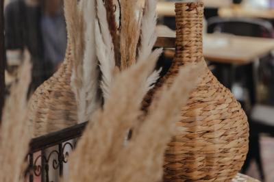 Assortiment de sauces variées dans des bols avec étiquettes, disposées sur une table sombre.